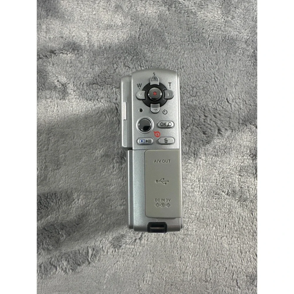 Gateway DV-S20 Digital MPEG4 Camcorder 2.1MP Silver Bundle with Box and Tripod